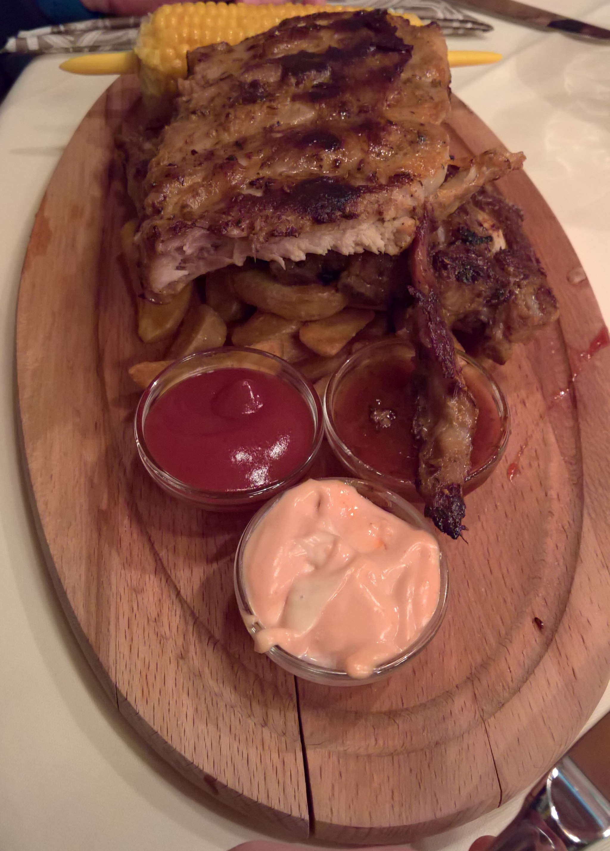 Rippaln, 2 x 5 waren es, mit Wedges, Maiskolben und 3 Saucen, dem ... - Hotel Restaurant Wagrainerhof - Wagrain