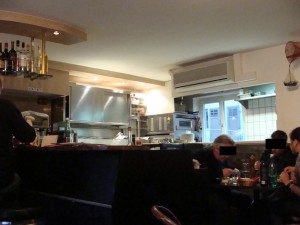 Fast fließend gehen Bar, Küche und Gastraum ineinander über ... - Piccola Bella Napoli - Bregenz