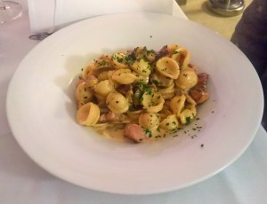 Orecchiette mit Salsiccia und cremigem Pilz-Paprika-Gemüse.