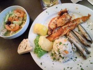 Gemischter Fischteller mit Gemüsereis, Skordalia und Salat - TO Ellinikon - Wien