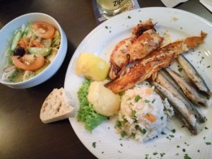 Gemischter Fischteller mit Gemüsereis, Skordalia und Salat