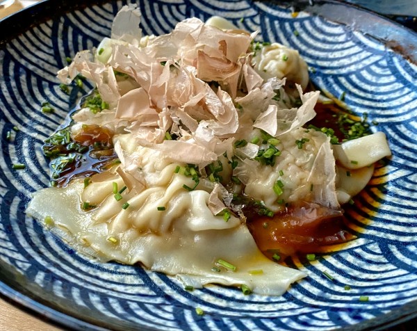 Wan Tan - unterschiedliche Füllungen und „on top“ Bonito-Flakes - wunderbar ... - IKI - Wien