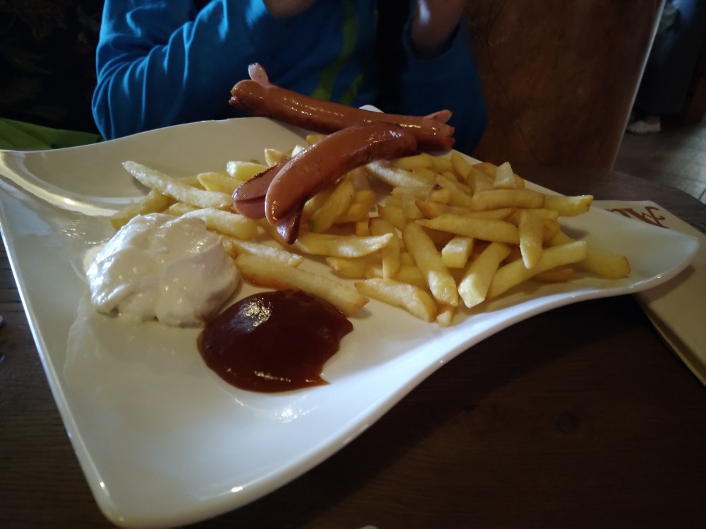 Grillwürstel mit Pommes - Auhof - Großarl