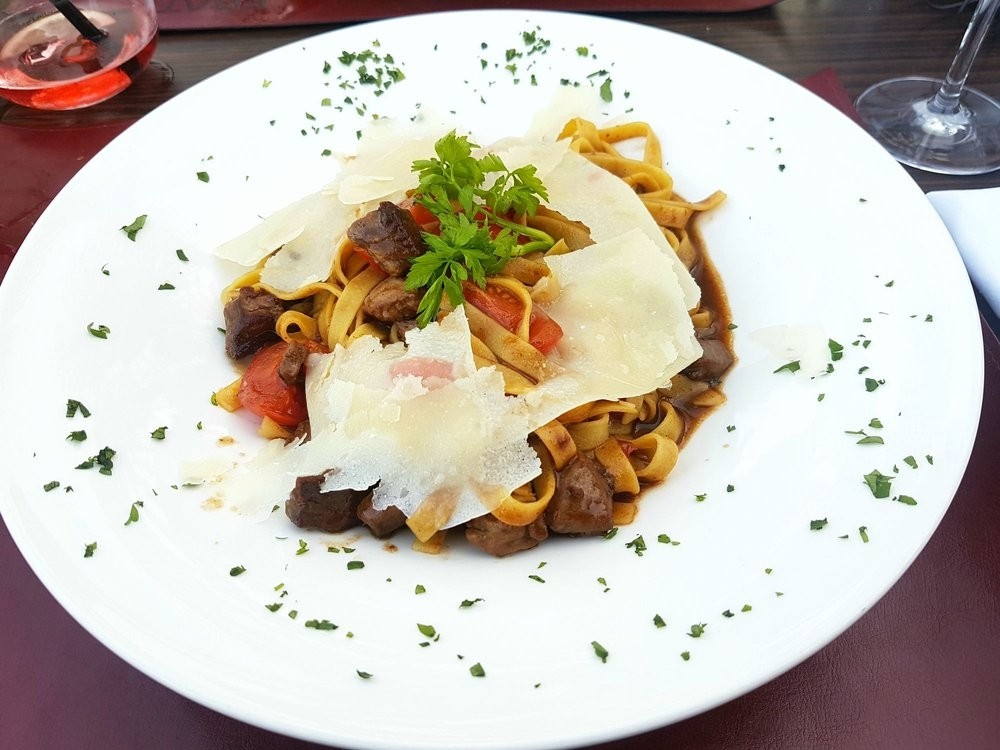 Tagliatelle mit Rinderfilet in Tomaten-Rotweinsauce u. Parmesan - Restaurant Fratelli - Berndorf