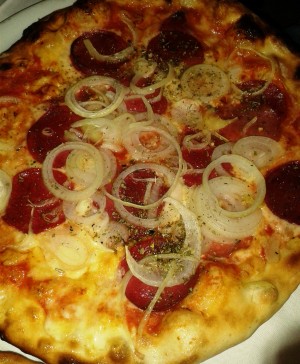 Pizzeria Adamo  - Pizza Salami mit Zwiebel - Pizzeria Adamo - Wien