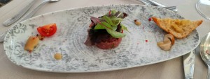 Beef Tartar vom Pöllautaler Jungrind mit Kernölmayonnaise, Essig-Pilzen und ... - Garten Hotel Ochensberger - St. Ruprecht an der Raab