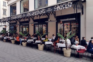 Bar Campari - Gastgarten - gut beheizt - ich konnte im kurzen Hemd sitzen - Bar Campari - Wien