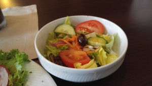 Salat kam in extra Schuessel! Gute Portion fuer ein Mittagsmenue. - TO Ellinikon - Wien