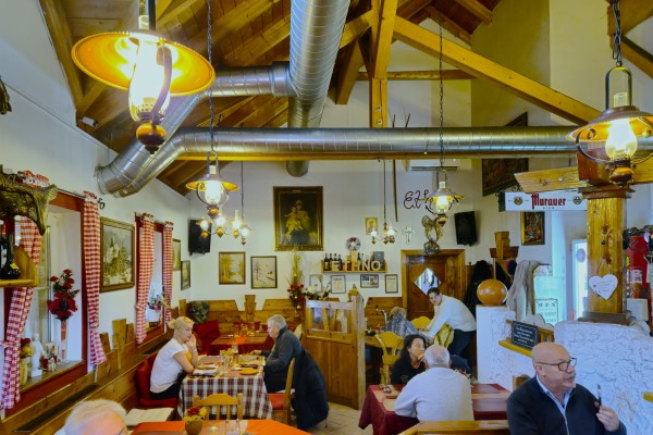 ETHNO Holzkohlen Grill - der vordere Gastraum - ETHNO Holzkohlen Grill Restaurant - Eisenstadt