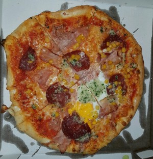 Pizza Rusticale - irre fettig, seltsame Form, dafür geschmacklich 1a - Tiziano - Wien