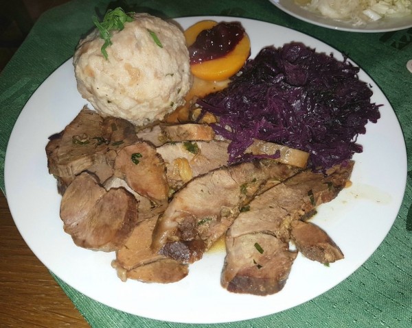 Wildschweinbraten mit Rotkraut, Semmelknödel und Preiselbeeren - Gasthof Penninger - Aigen