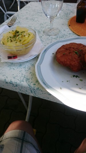 Faschierte Laibchen mit Kartoffelsalat - Emerich - Wien