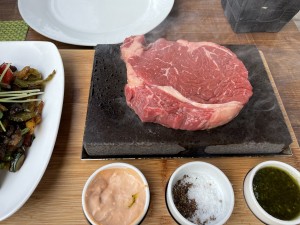 Steak auf dem heissen Stein in echt, traumhaft! - die WEINEREI im Baderhaus - Bruck an der Mur