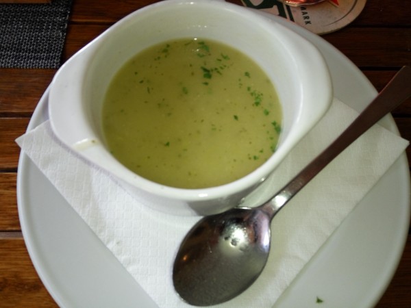 Zucchinicremesuppe - sehr dünn, mit Erdäpfel abgebunden, etwas lasch, € 2,50 - Erni's Gastwirtschaft - Wien