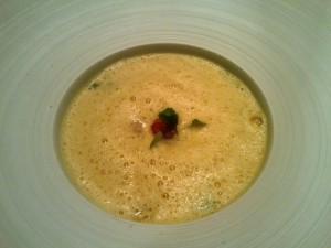 Gelbe Suppe (Kärntner Kirchtagssuppe) mitFlusskrebsen und Reindlingtascherl, ... - Landhaus Bacher - Mautern