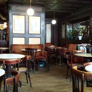 27.04.2015 Ruhiger Innenraum, die meisten saßen im Schanigarten - Café Hawelka - Wien