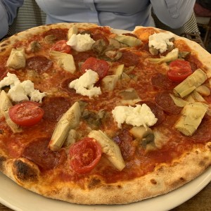 Pizza Brescia (pikante Salami, Cherrytomaten, Büffelmozzarella und - auf Extrawunsch der ...