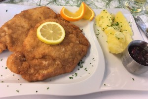 Schnitzel Wiener Art mit Petersilkartoffeln