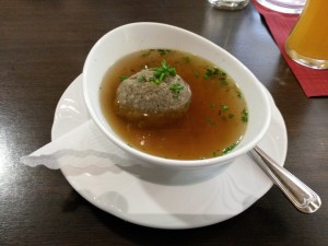 Leberknödelsuppe - Cafe & Restaurant Strindberg - Graz