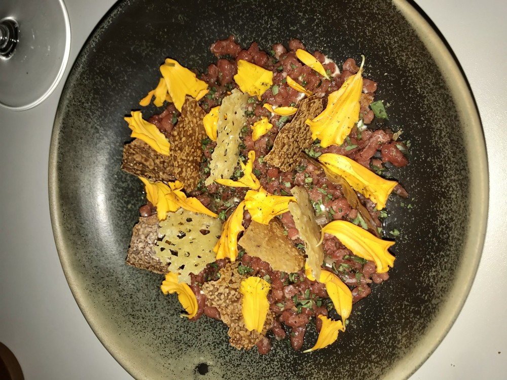 Beef Tartar mit Heuemulsion, Alpkäse und Sauerteigcracker - Weiss - Bregenz