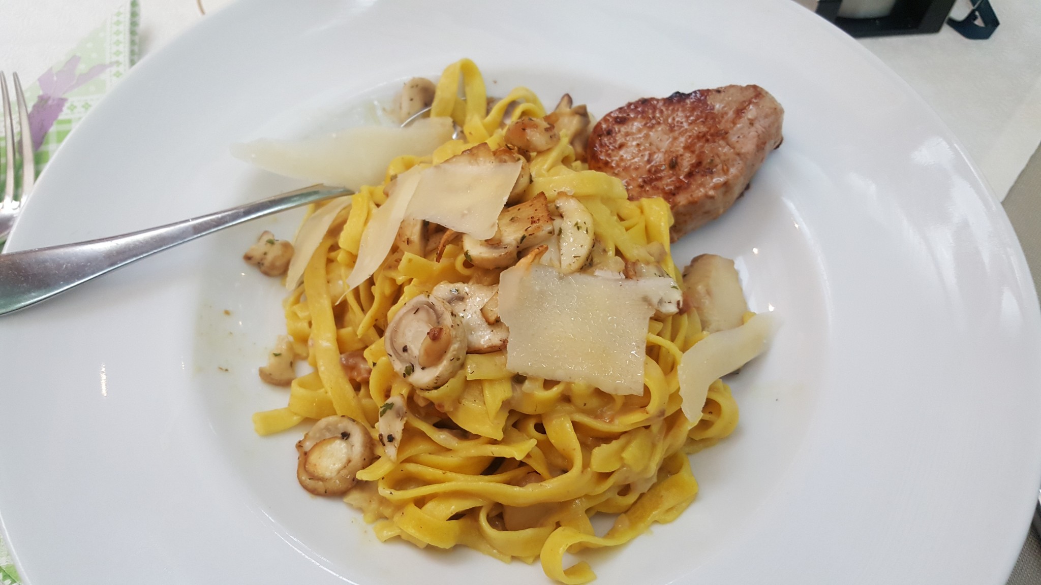 Hausgemachte Bandnudeln mit Schwammerl und Parmesan.
Man kann sie auch mit ... - Molzbachhof - Kirchberg am Wechsel