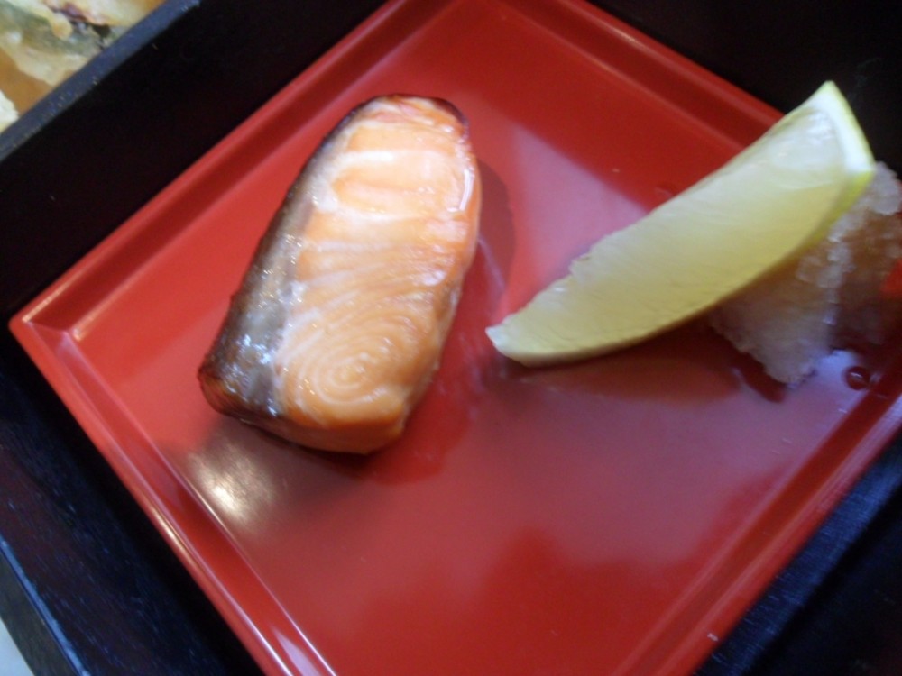 Lachsfilet mit fast gleich großer Zitronenscheibe - Sakai - Taste of Japan - Wien
