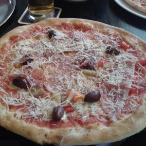 Pizza in Standard Größe mit Prosciutto, milden Pfefferoni, Oliven und Parmesan  - Eckhaus - Graz