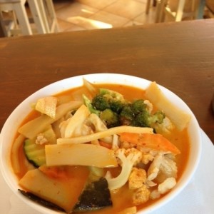 Rotes Thai Curry mit Kokosmilch und Huhn - Lanna Thai Imbiss & Shop - Kitzbühel