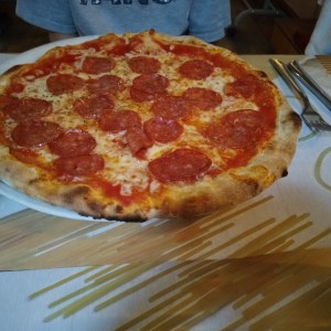 Pizza Salamino (Tomate, Mozzarella, scharfe Salami) - Pizzeria Modena - Wien