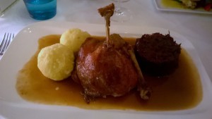 Gebratene Ente mit Erdäpfelknödel und Rotkraut, in Feigenportweinsauce, allerfeinst!