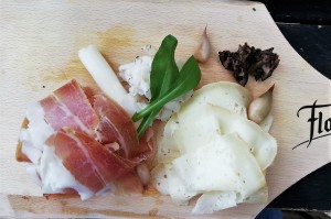 Floh-Brett aus Mangalitza Speck, Serrano, und &quot;irgendein&quot; Käse, dazu eine Spargelstange, Nüsse ...