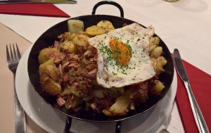 Tiroler Gröstl, gut, aber etwas kümmellastig...... - Hotel - Gasthof STEINERWIRT - Wagrain