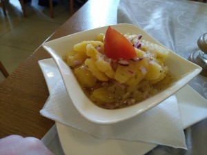 dazu Erdäpfelsalat - Alt Wiener Stuben - Wien