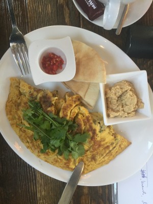 Omar scharf is: würziges Omelett mit Koriander, Chili, Humus und Pitabrot - Café Francais - Wien
