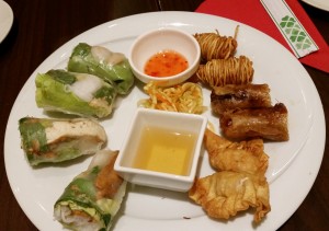 Vorspeisenplatte: Sommerrollen mit Shrimps und mit Hühnerfleisch, frittierten kleinen Wan Tan ...