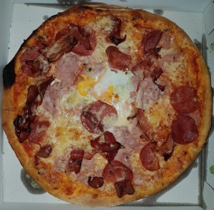 Pizza Tricolore mit Salami, Schinken, Ei und Speck - La Margherita - Wien