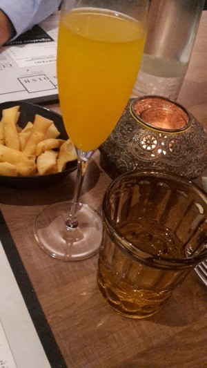 Mango Prosecco als Aperitif und Chips-ähnliche Vorspeise - In-Dish - Wien