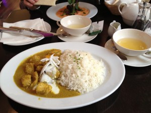 Hühnercurry mit Kardamomreis und Kokosflocken - Landstein - Wien