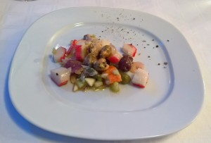 Gruß auf der Küche, marinierte Meeresfrüchte mit Oliven und Kapern, herrlich!