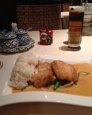 Fisch, gebraten, rotes Curry, Reis. - Bangkok - Salzburg