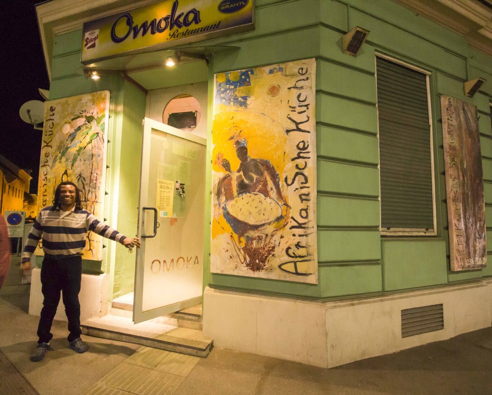 Inhaber Omoka vor seinem Lokal - Omoka - Graz