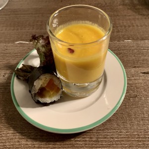 Karotten - Ingwer Suppe mit Gemüse-Maki-Rolle, der perfekte Start in einen perfekten Abend