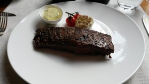 Flank Steak, 300 g mit Kräuterbutter - DSTRIKT - Wien