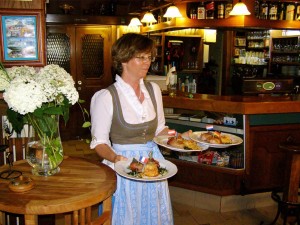 Die Hauptspeise wird serviert - Alpengasthof Enzian - Mönichkirchen