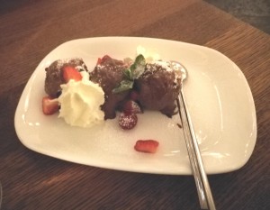 Profiteroles mit Schokolade und Erdbeeren - La Mia - Wien