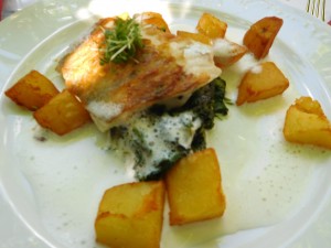 Zanderfilet gegrillt mit Blattspinat, krossen Erdäpfelwürfeln und Zitronenschaum - Laufke - Graz