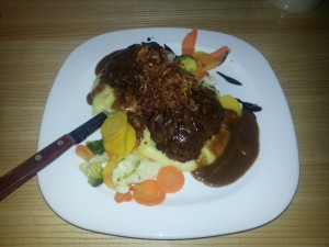 Fleischlaberl mit Erdäpfelpüree und Röstzwiebel - Oase - Wiener Neudorf