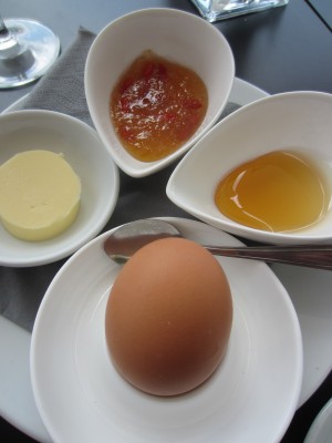Butter, GoQi-Apfelmarmelade, Ingwer-Honig, weiches Ei (bei Erstlieferung leider kalt und hart)