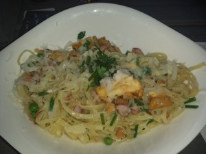 Pasta Fortuna mit Linguine - gebratene Eierschwammerl mit Speck und Erbsen in Weißwein-Butter-Sauce