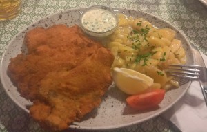 Sehr gutes Alt Wiener Backfleisch, der Erdäpfelsalat am selben Teller hat in ... - Gasthaus Quell - Wien